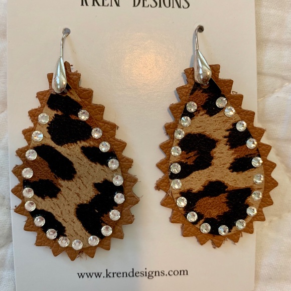 BRAND NEW: cheetah print felt tear drop earrings - Picture 1 of 1
